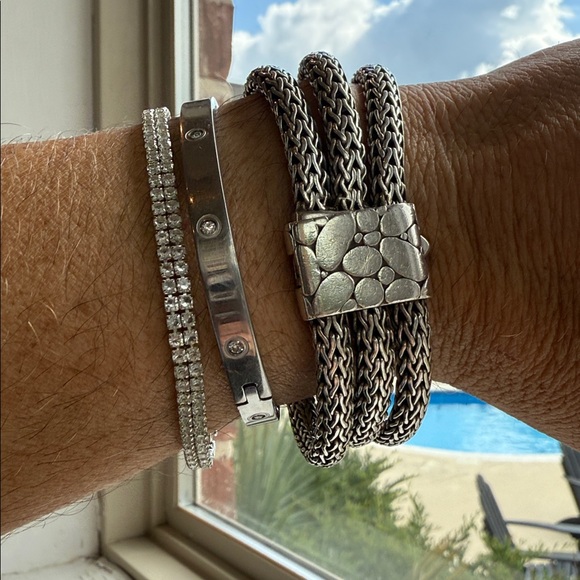 John Hardy bracelet Kali three strand. Authentic perfect condition.
Rare Stunner - Picture 5 of 9